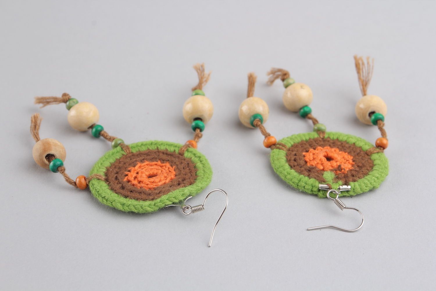 Brincos compridos de malha de fios feitos à mão e decorados com contas de madeira foto 2