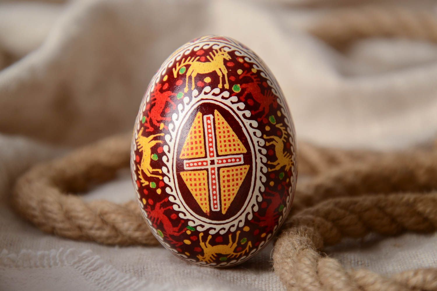Oeuf de Pâques décoratif peint multicolore fait main original avec croix photo 1