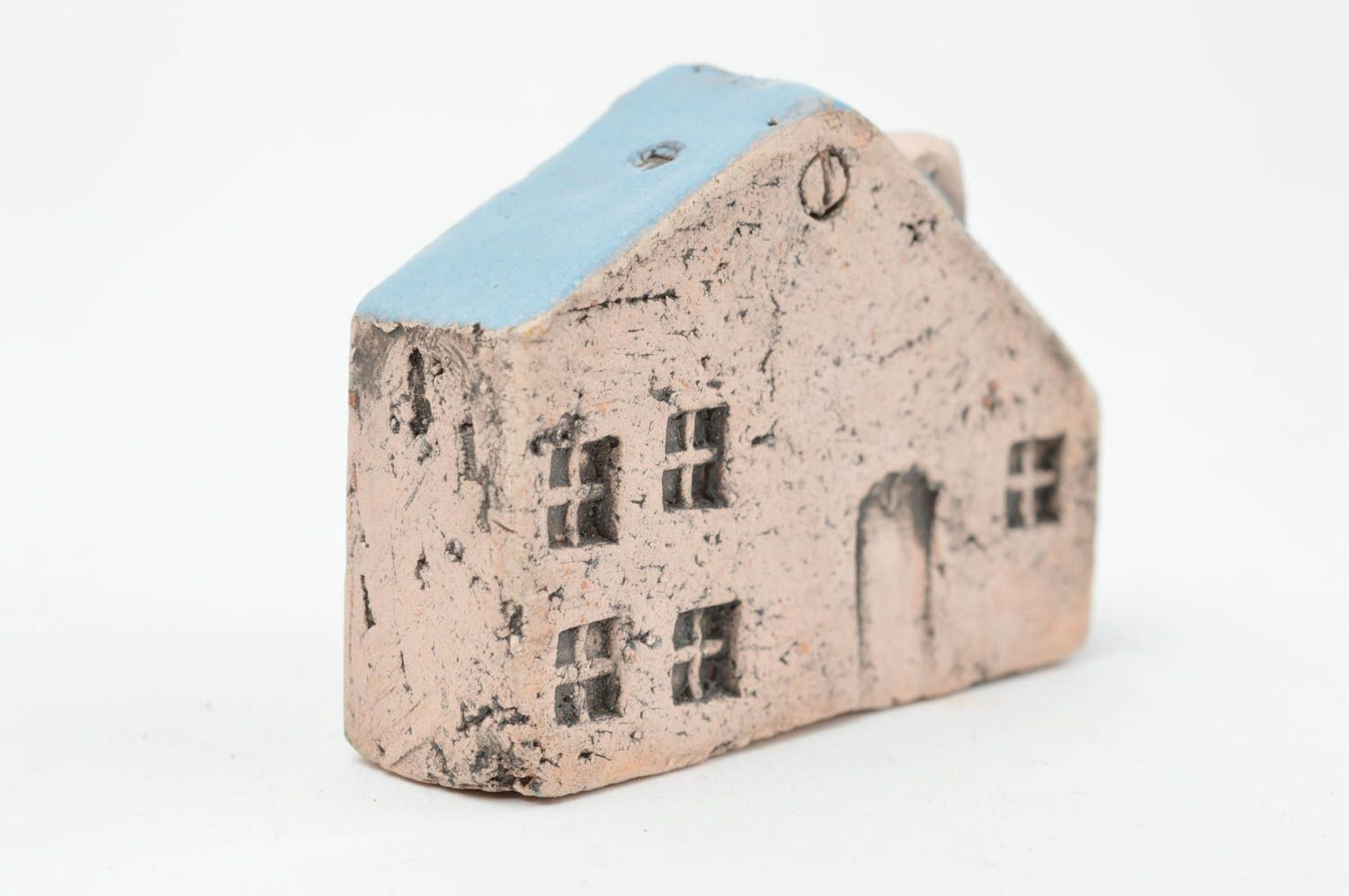 Оригинальная фигурка из глины в виде домика с голубой крышей ручной работы фото 2
