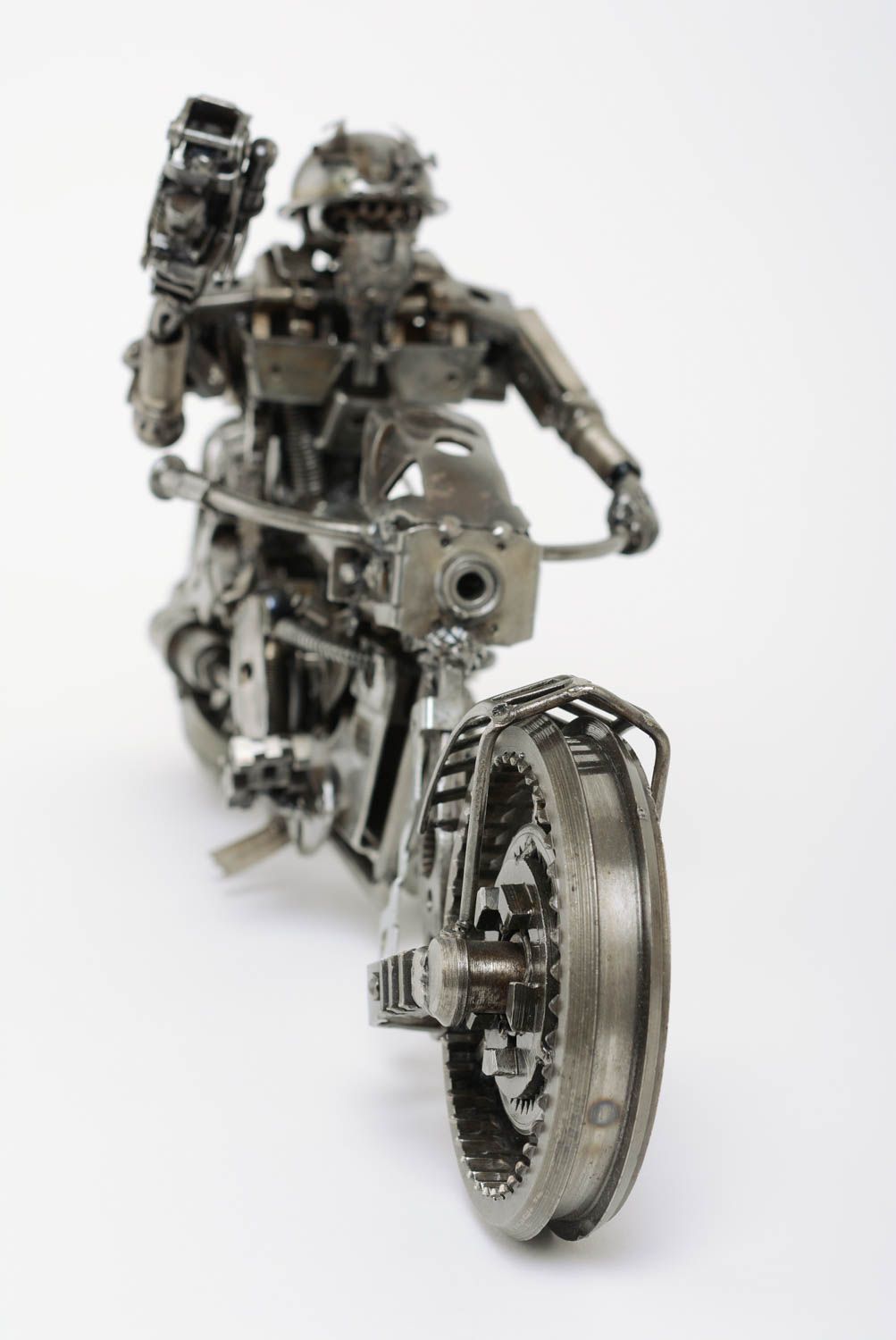 Figura de metal artesanal motociclista para decorar casa foto 5