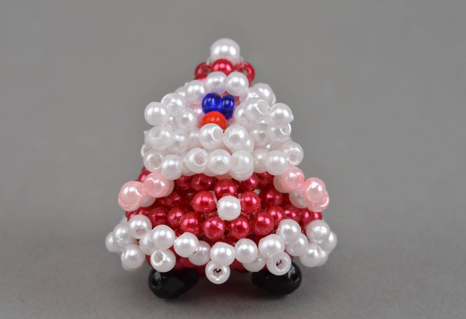 Бисерная фигурка Санта-Клауса ручной работы маленькая для новогоднего декора фото 3