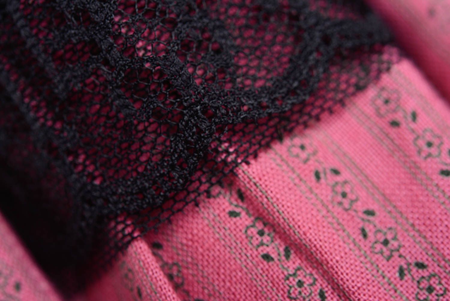 Künstlerische Textil Puppe mit schwarzen Haaren klein im rosa Kleid handgemacht foto 3