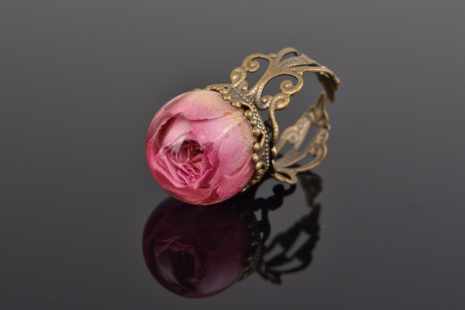 Кольцо с бутоном розы в эпоксидной смоле ручной работы розовое ажурное фото 1