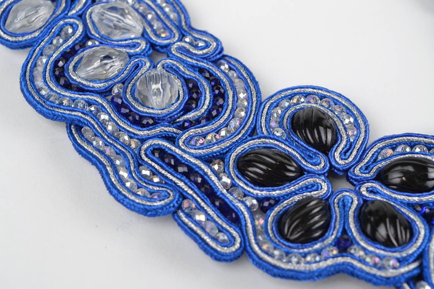 Schönes Soutache Collier handmade aus Schnüren und böhmischen Kristallen foto 3