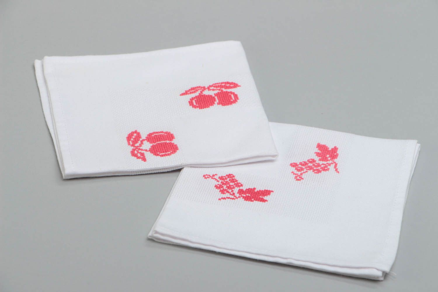 Deux serviettes de table brodées belles blanches motif rouge faites main Cerises photo 2