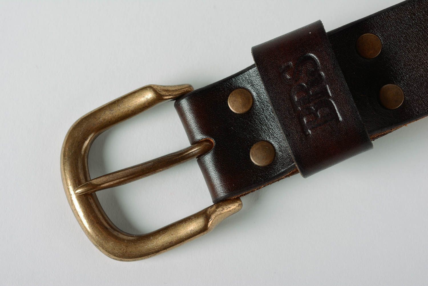 Cinturón de cuero con hilado de metal artesanal estiloso para hombre marrón oscuro foto 3