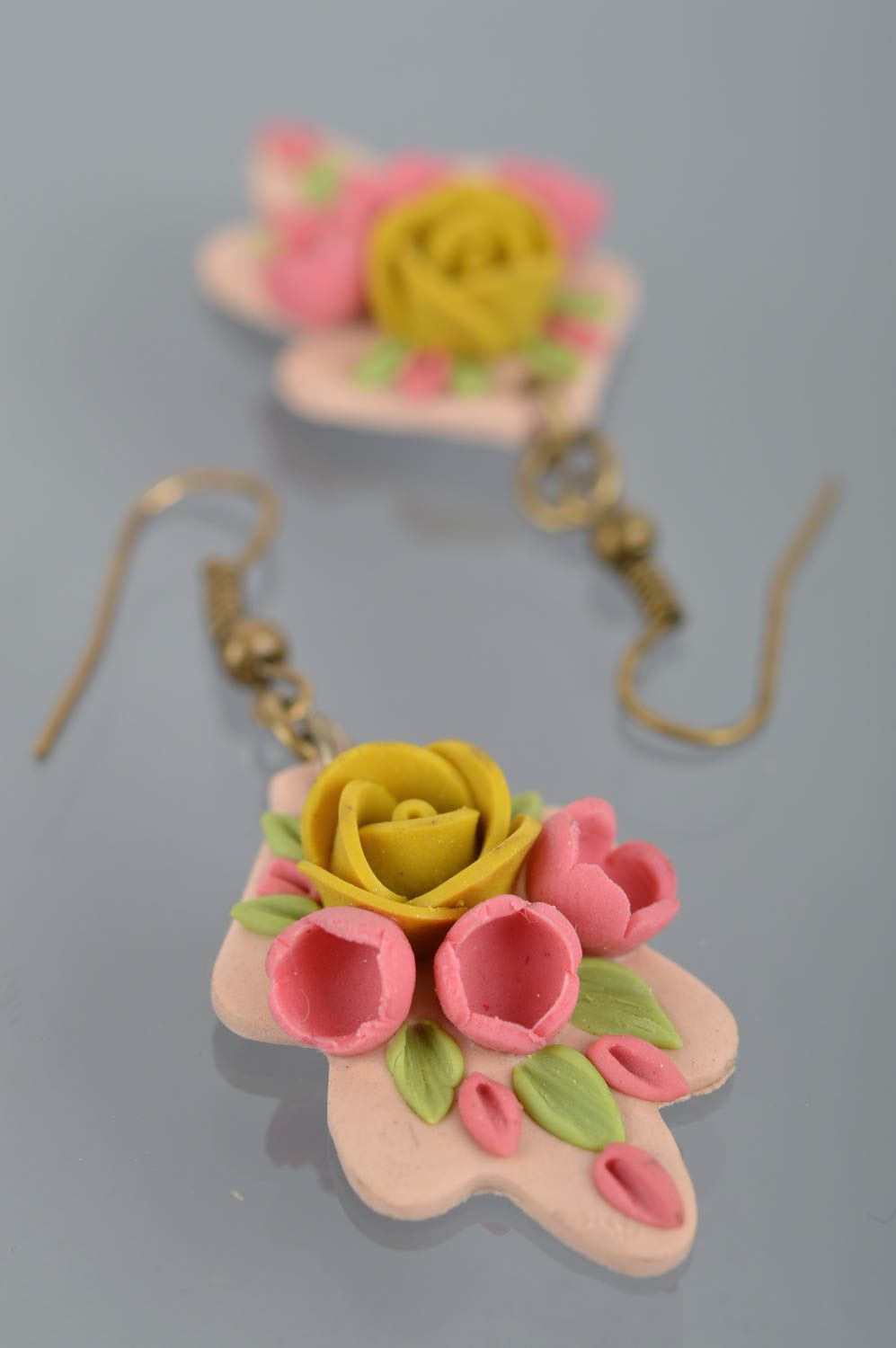Bunte modische handgemachte Ohrringe aus Polymerton mit Anhängern schöne Blumen  foto 5