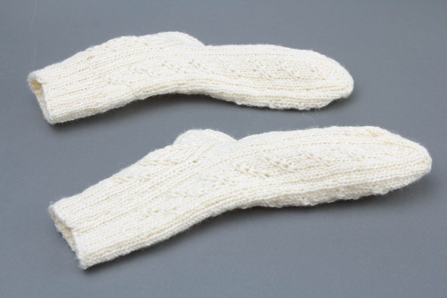 Meias de mulheres quentes brancas de fios de lã tricotadas à mão  foto 3