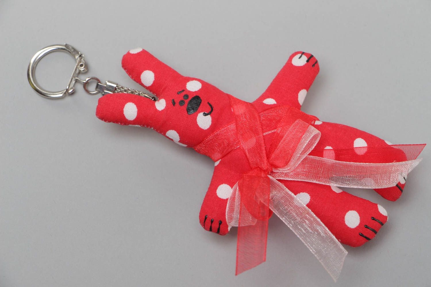 Roter handgemachter Stoff Schlüsselanhänger Hase aus Baumwolle für Schulkinder foto 2