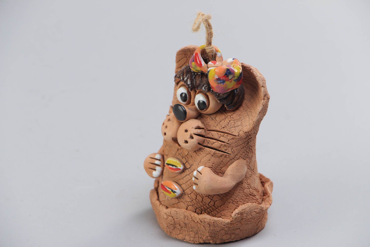 Расписанный акриловыми красками глиняный колокольчик в виде мышки ручной работы фото 2