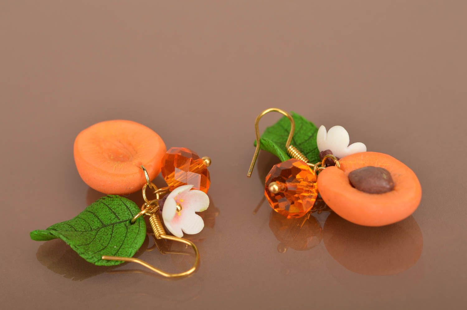 Boucles d'oreilles en pâte polymère pendantes en forme d'abricots faites main photo 4