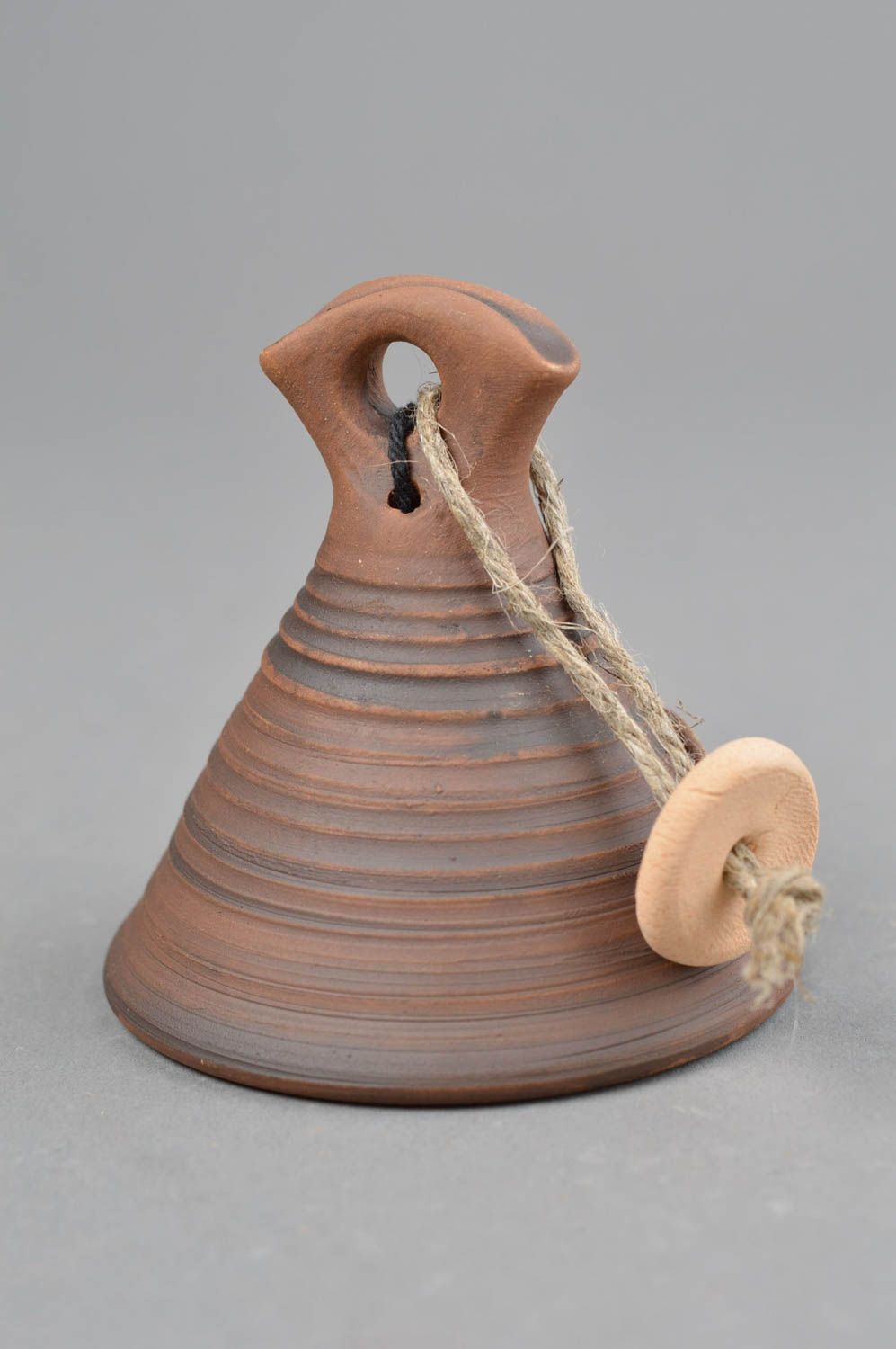 Глиняный колокольчик ручной работы авторский лепной на льняном шнуре кроричевый фото 2