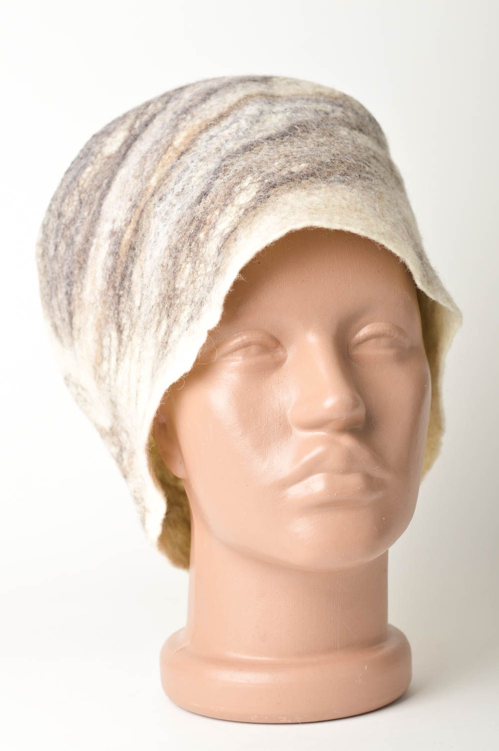 Головной убор ручной работы валяная шапка серо-белая авторская шерстяная шапка фото 1