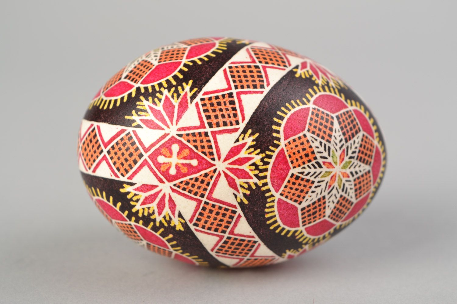 Huevo de Pascua pintado artesanal en técnica de cera Ornamento floral foto 3