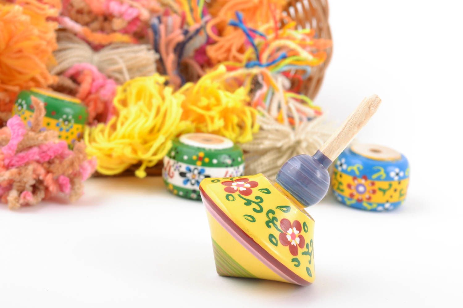 Распиная деревянная юла ручной работы из бука развивающая игрушка для ребенка фото 1