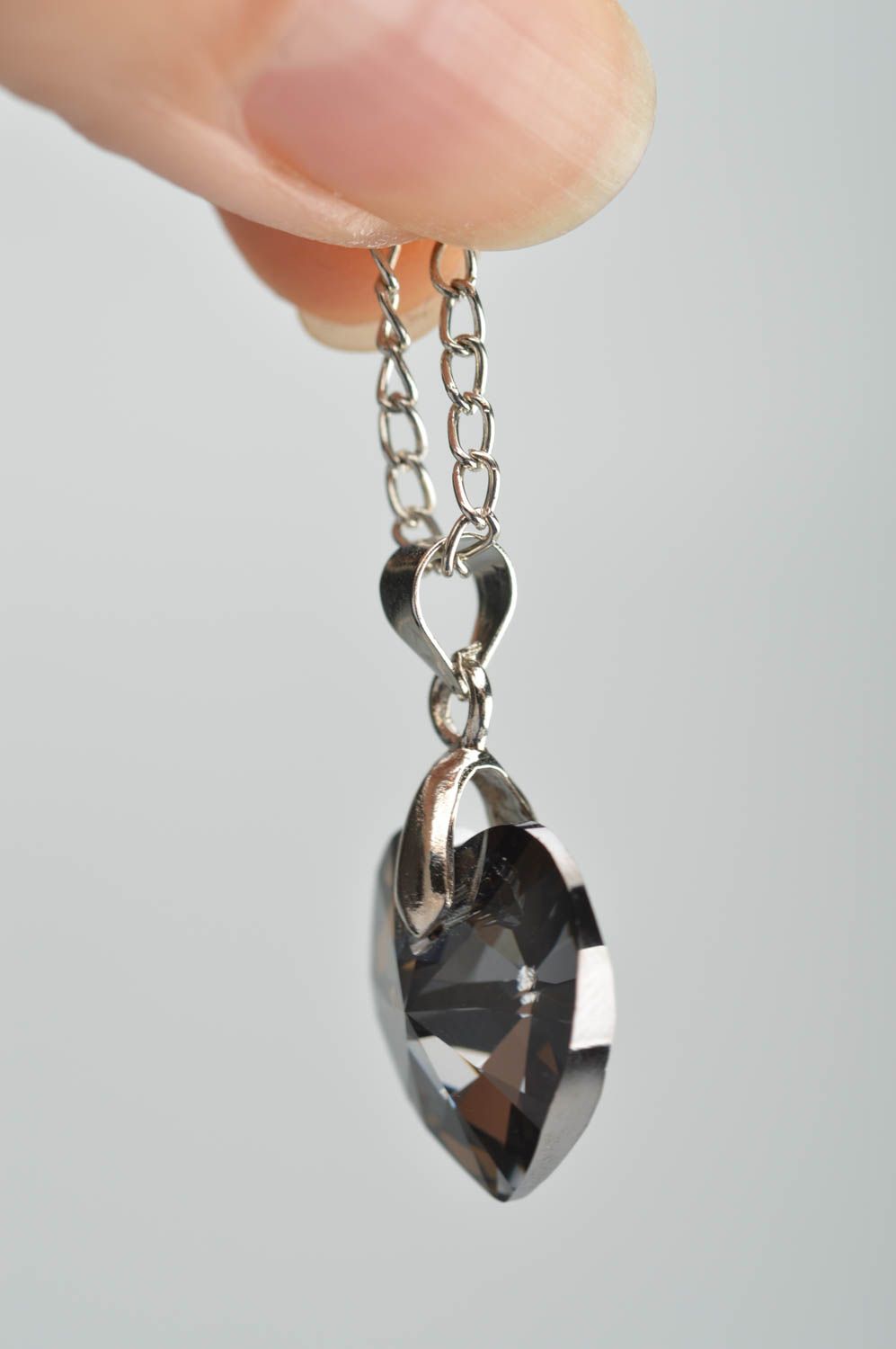 Кулон с кристаллом на длинной металлической цепочке с сердцем ручная работа фото 4