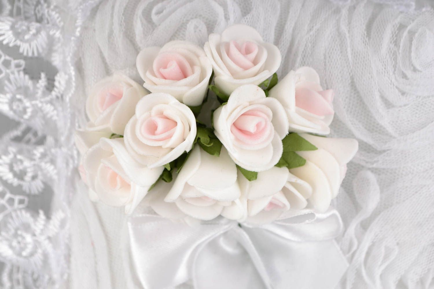 Coussin de mariage fait main pour alliances accessoire blanc avec fleurs photo 2