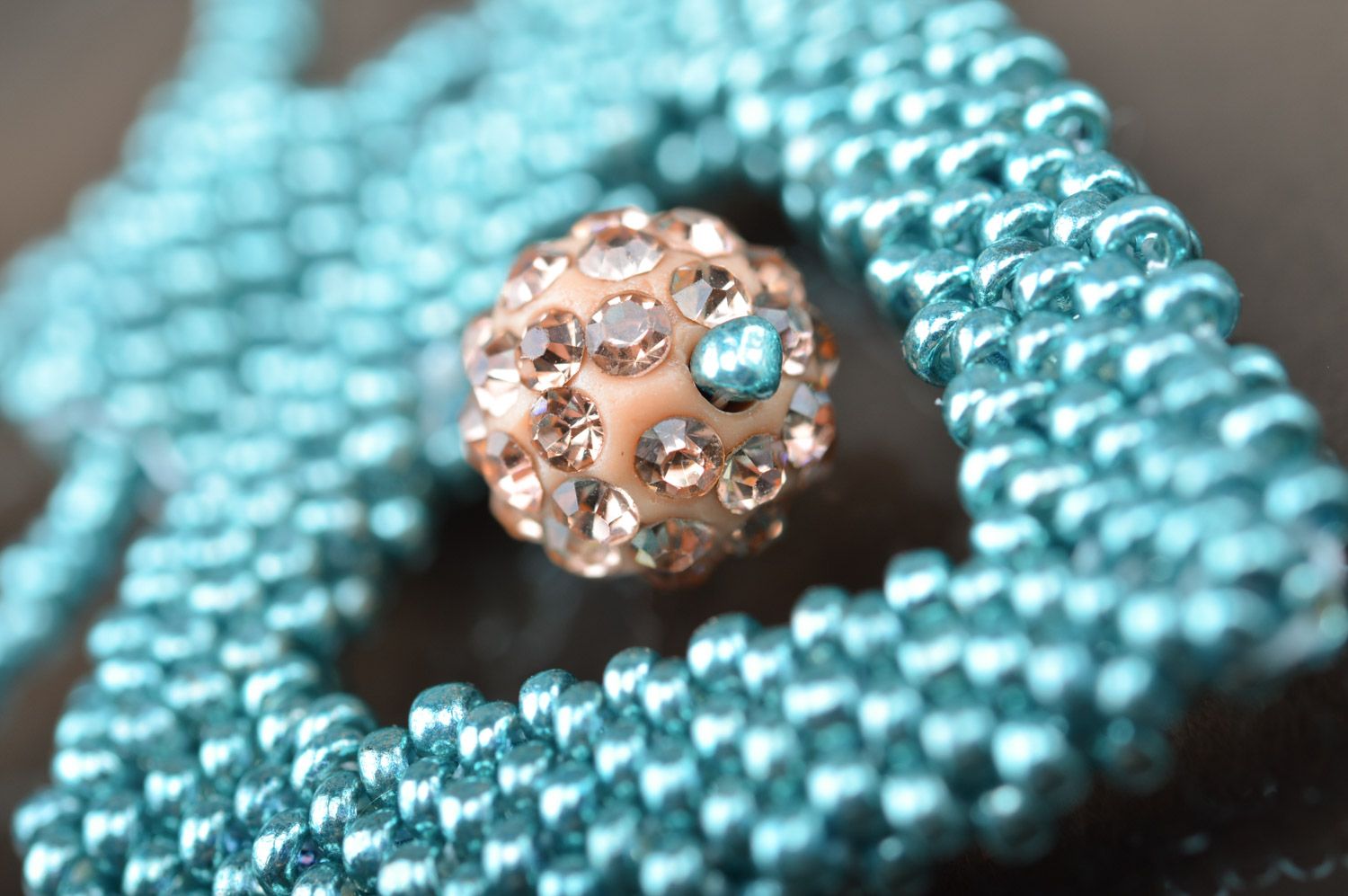 Pendentif en perles de rocaille fait main sur cordon bijou original pour femme photo 4