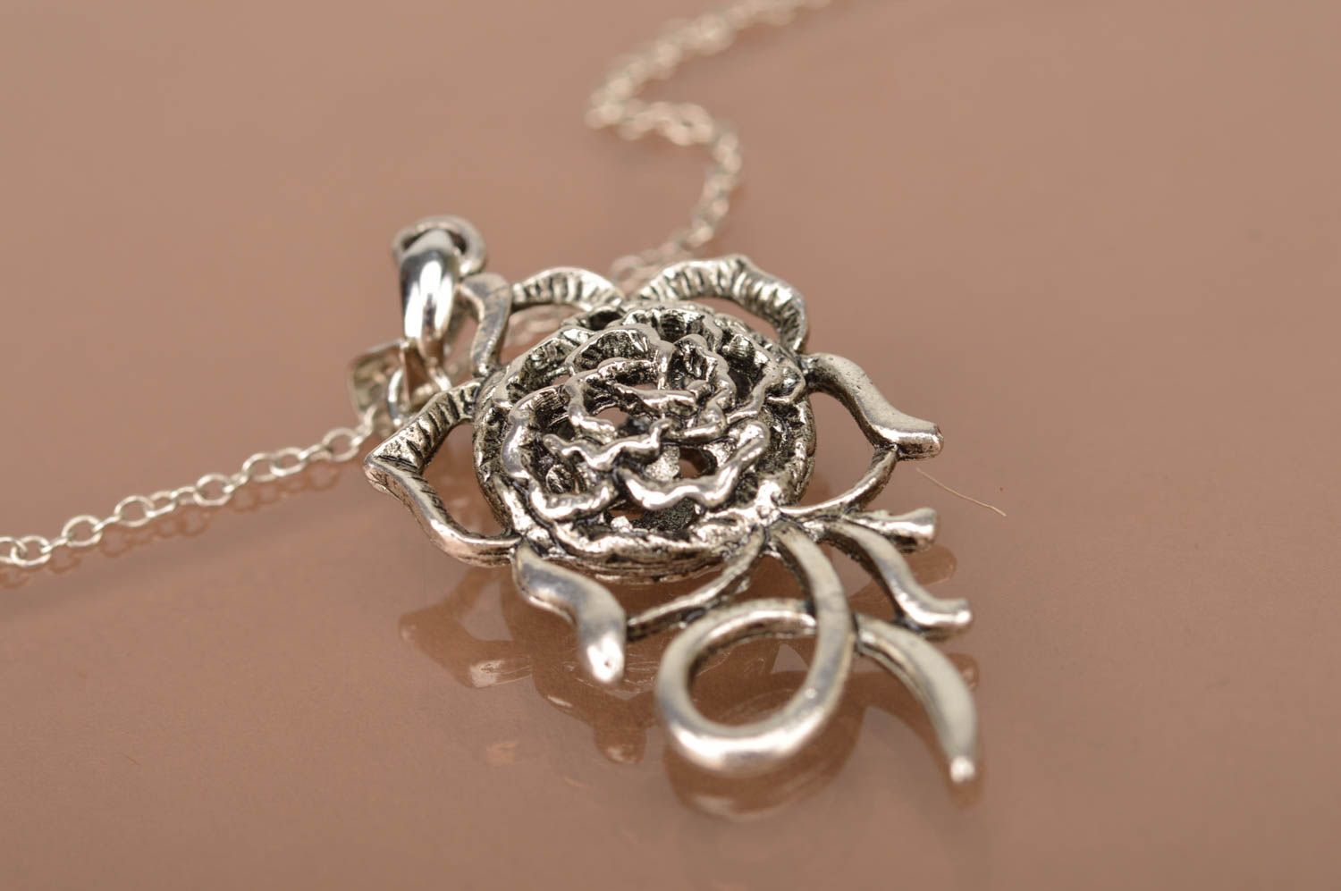 Кулон из металла ручной работы в виде цветка оригинальный на цепочке для девушек фото 3