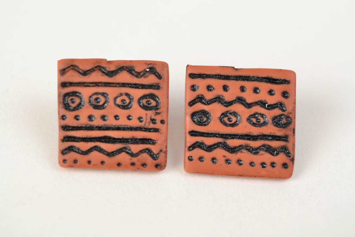 Pendientes originales de arcilla polimérica hechos a mano estilosos cuadrados foto 3