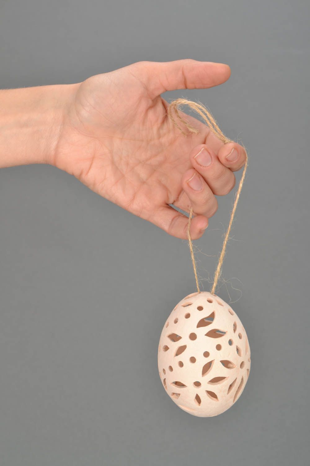 Huevo de Pascua con el soporte de barro foto 2