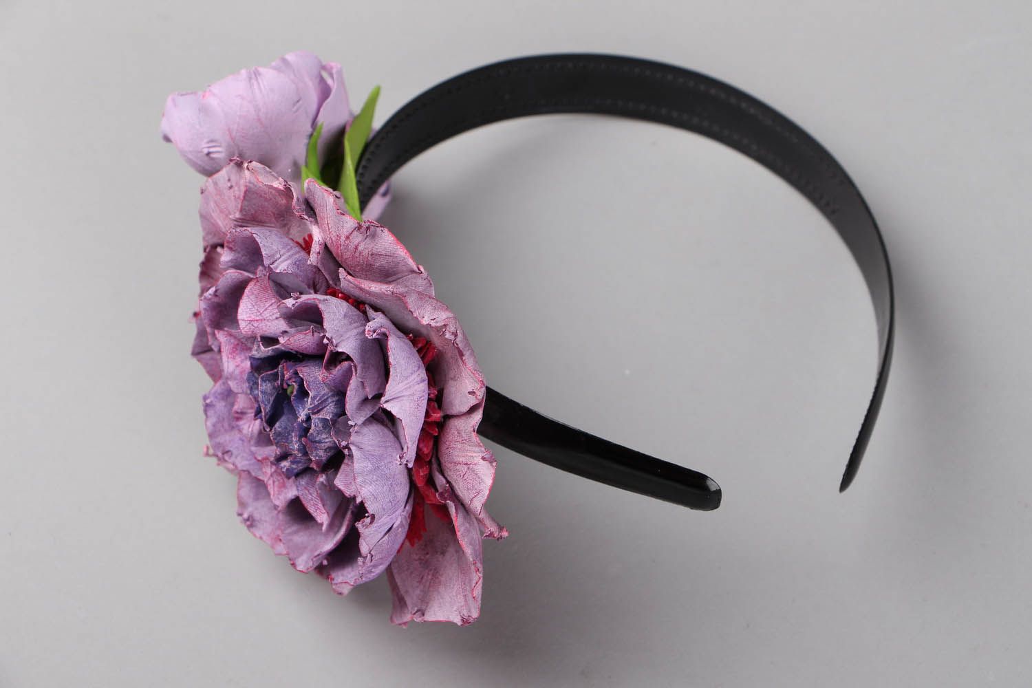 Serre tête avec fleurs violettes Boutons de pivoines photo 1