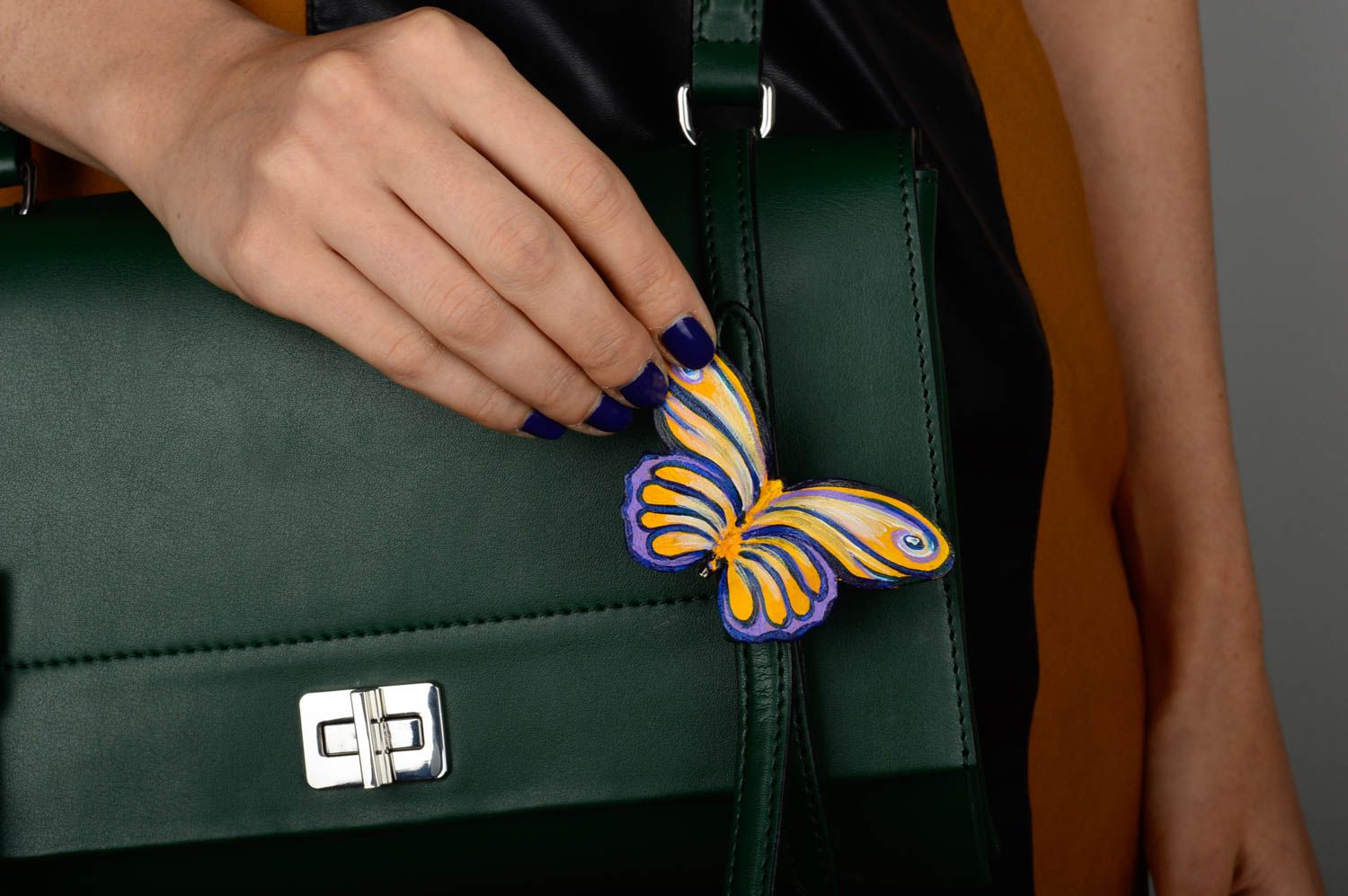 Broche en cuir Bijou fait main design papillon exotique Accessoire femme photo 2