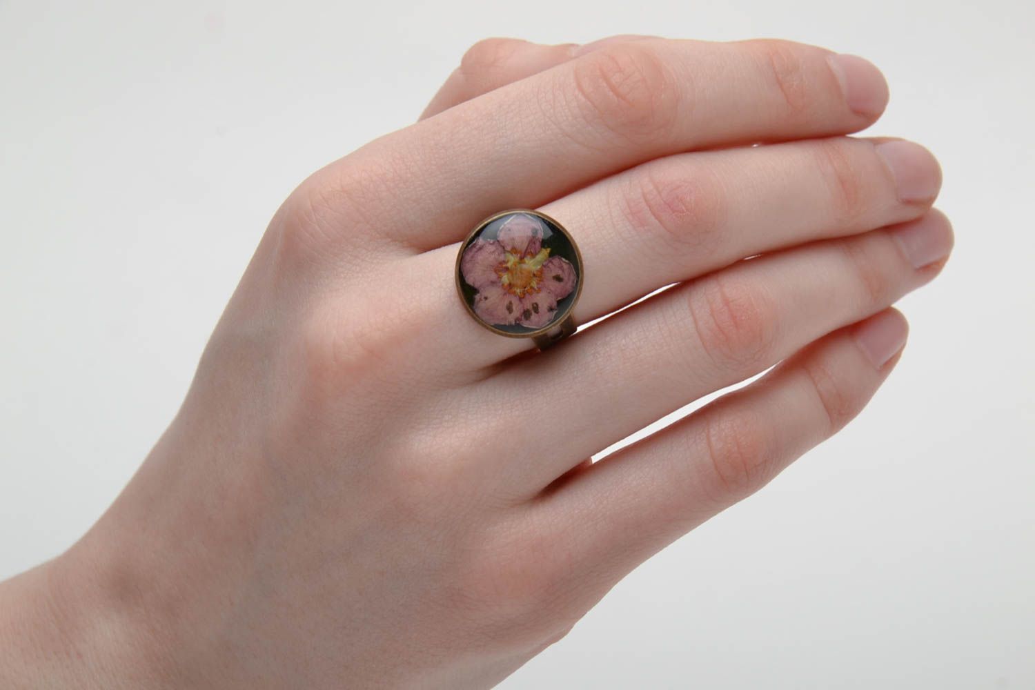 Кольцо ручной работы с живыми цветами из эпоксидной смолы фото 2