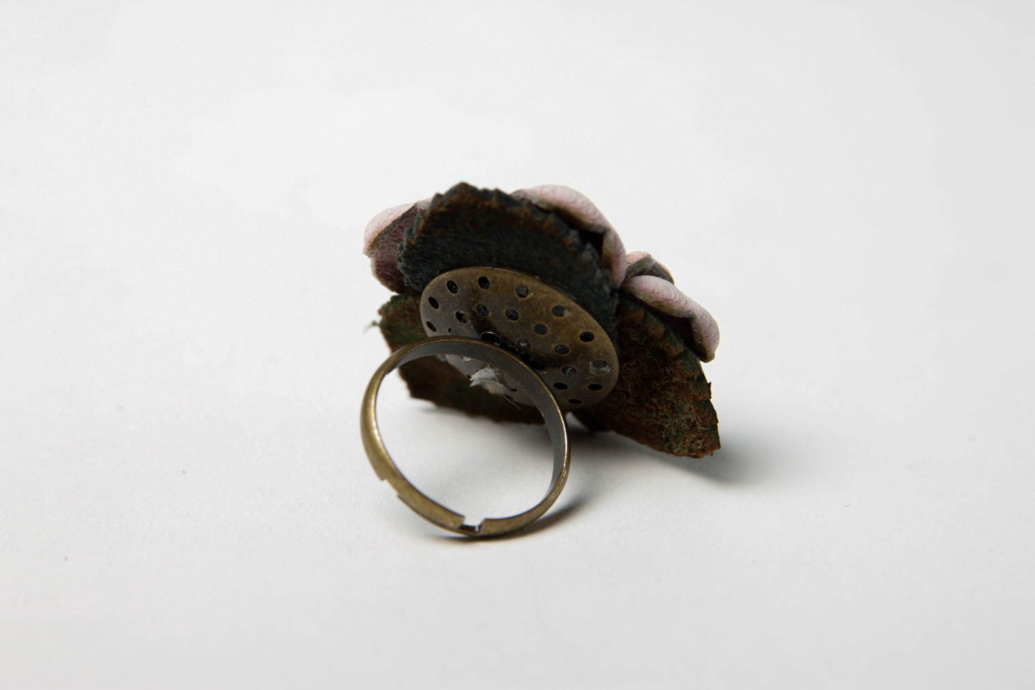 Кольцо из кожи кольцо ручной работы объемное украшение из кожи женское фото 5