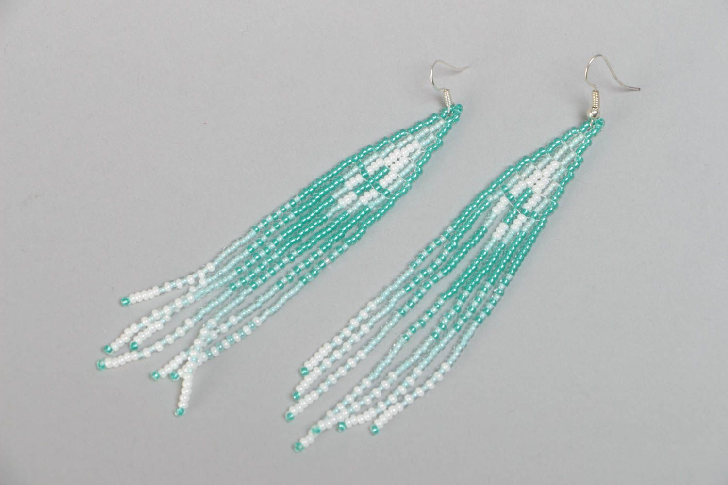 Lange schöne handmade Ohrringe mit böhmischen Glasperlen in hellen Farbtönen foto 2