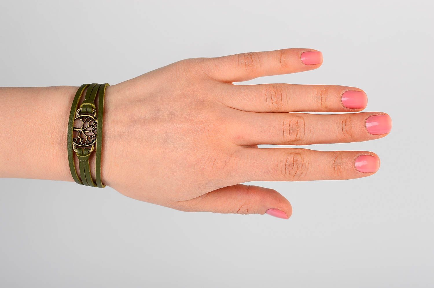 Кожаный браслет хэнд мэйд браслет на руку зеленый с металлом украшение из кожи фото 2