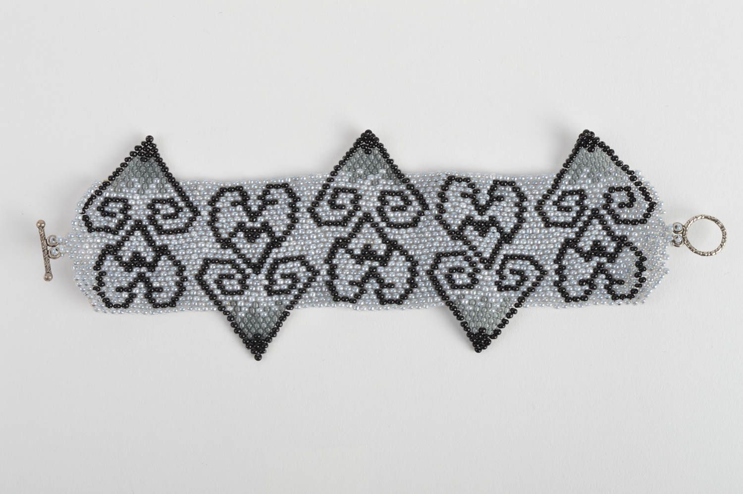 Bracelet en perles de rocaille tchèques large gris à motif noir fait main photo 2