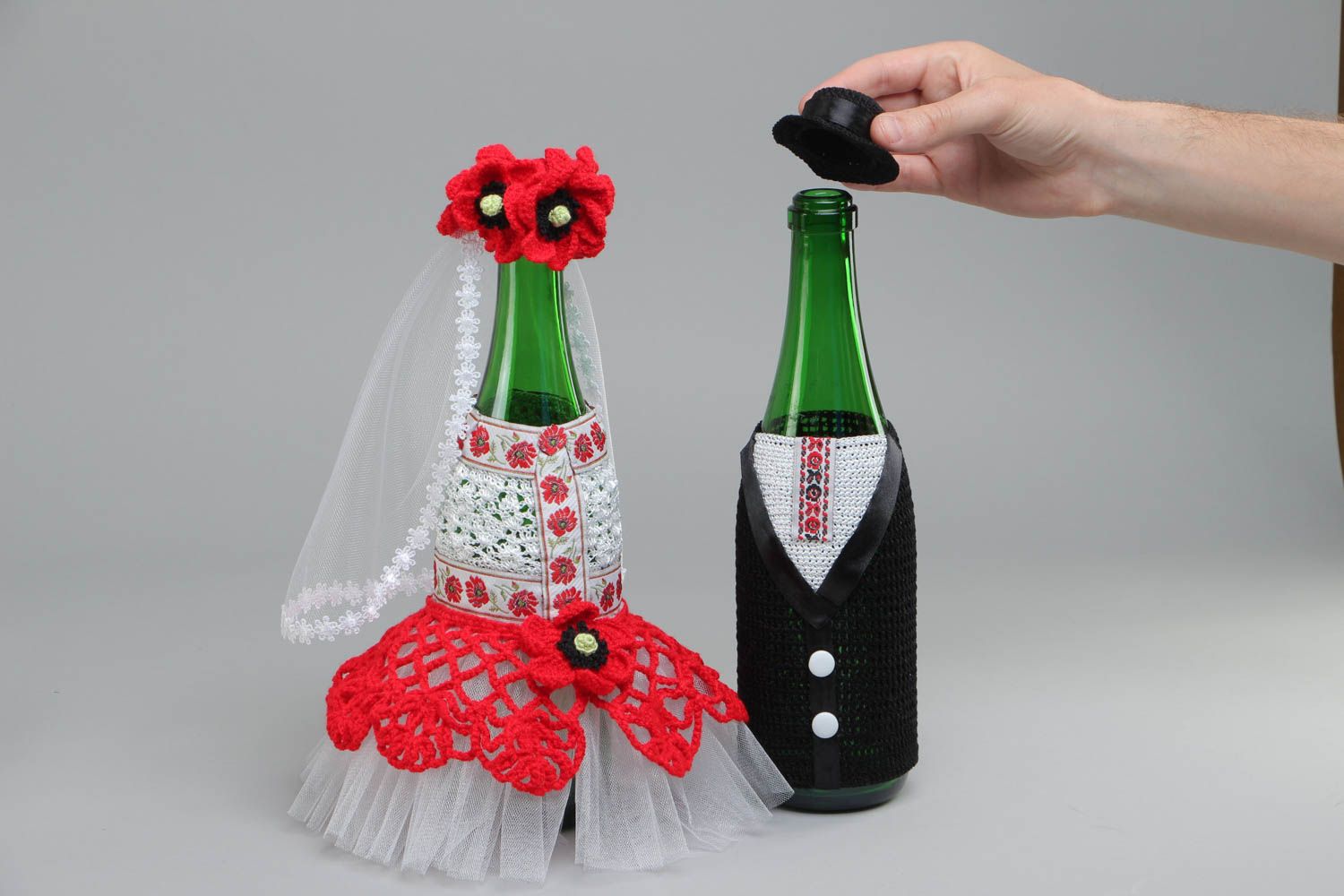 Handmade Hüllen für Flaschen aus Garn gehäkelt Braut und Bräutigam für Hochzeit foto 5