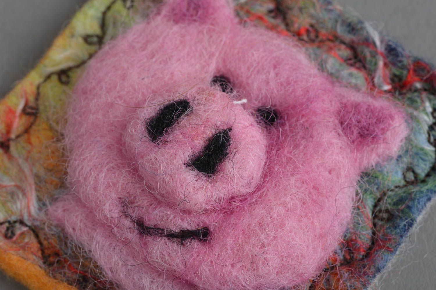 Aimant frigo en laine carré technique de feutrage fait main avec cochon rose photo 4