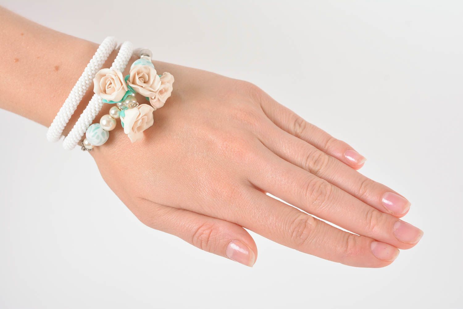 Bracelet en perles de rocaille avec fleurs en pâte polymère blanc fait main photo 3