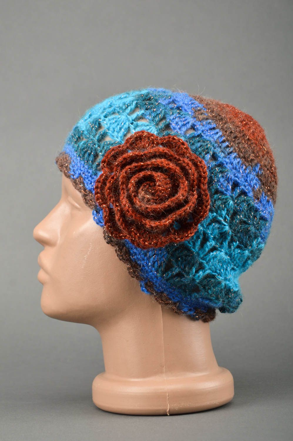 Bonnet tricoté au crochet Bonnet fait main en laine bleu-marron Vêtement femme photo 4