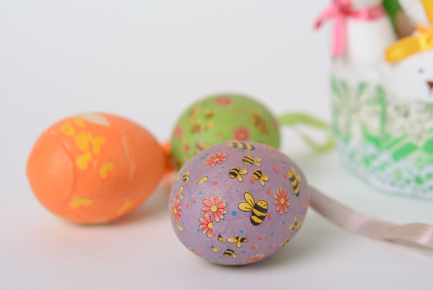 Cesta de Pascua de algodón con huevos decorativos hecha a mano foto 2