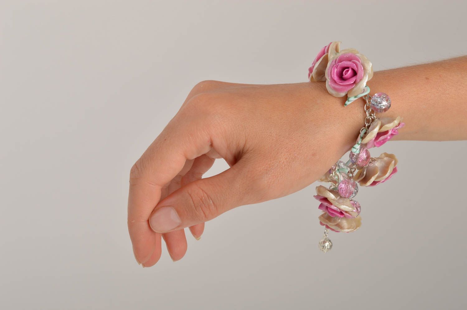 Браслет ручной работы браслет с цепочкой украшение из полимерной глины цветы фото 4