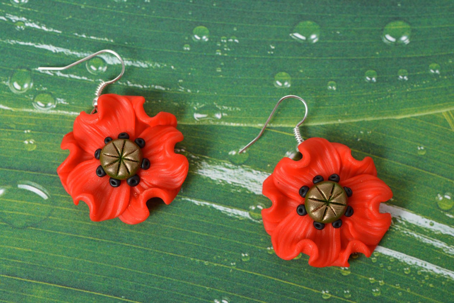 Boucles d'oreilles Fleurs de pavot rouges pendantes originales faites main photo 1