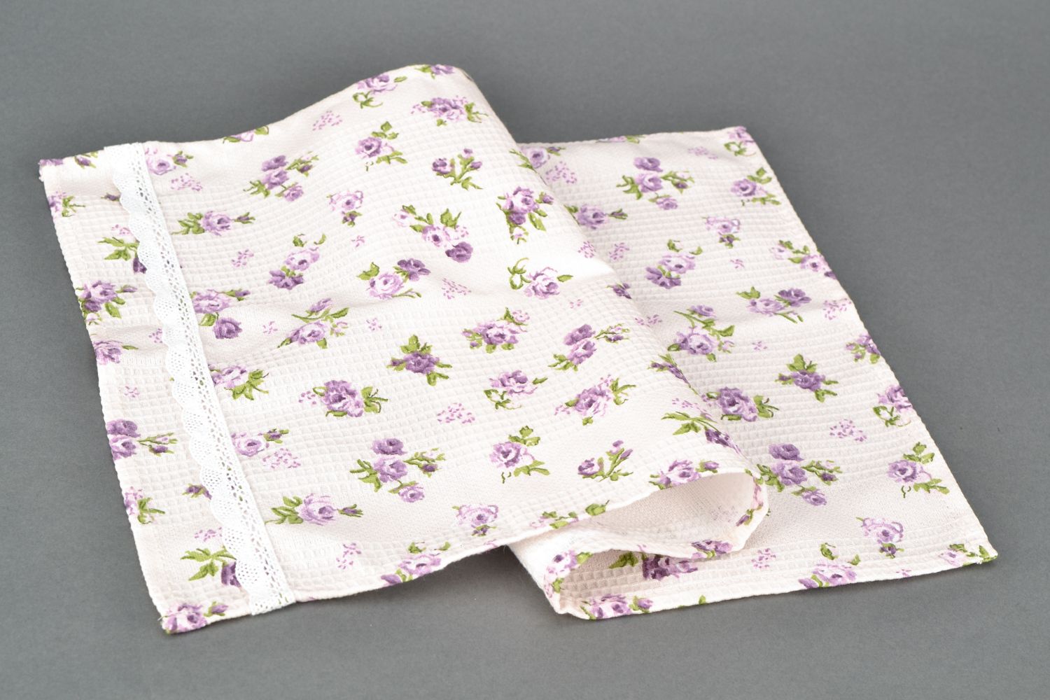 Serviette de cuisine en tissu de coton et polyamide faite main avec roses lilas photo 2