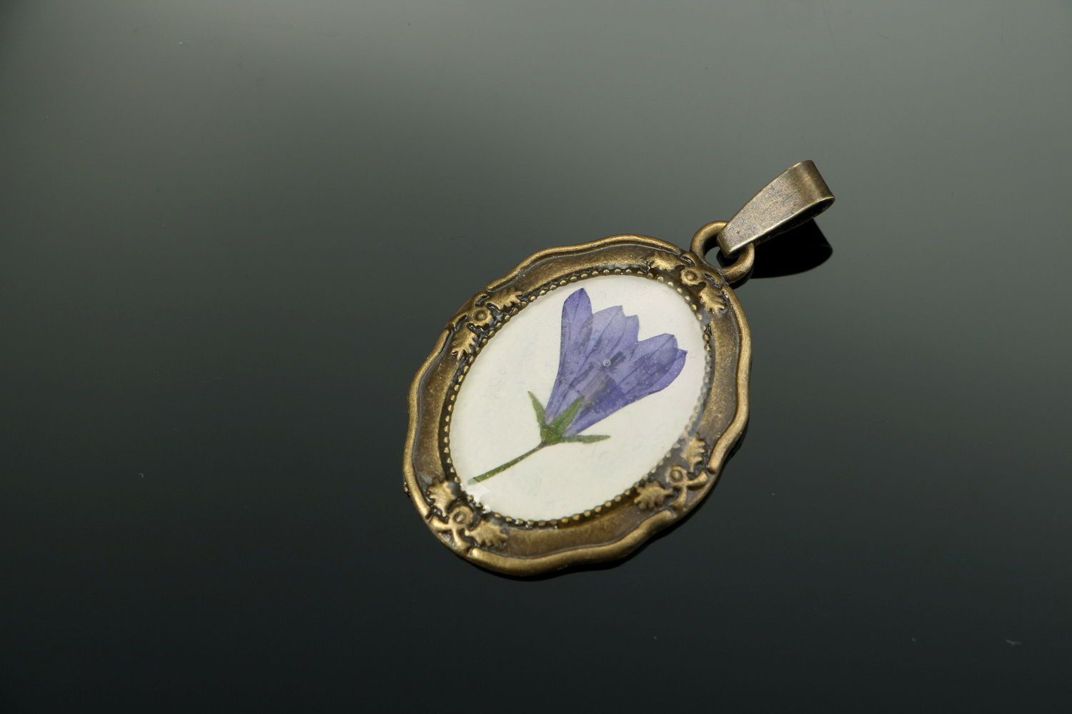 Pendant made of bluebell, coated with epoxy resin photo 1