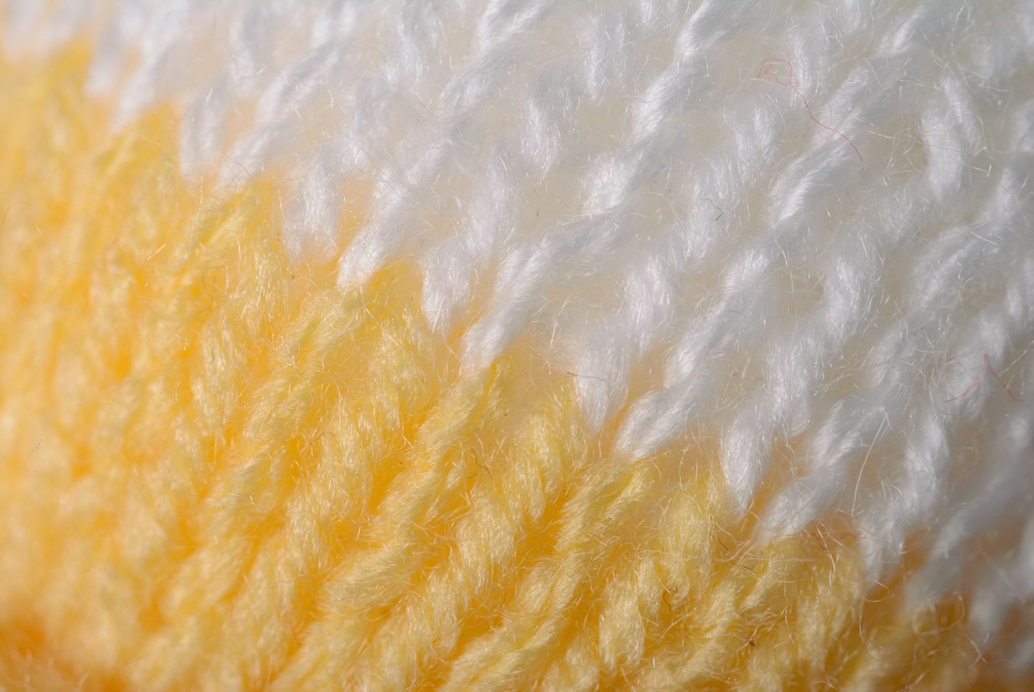 Petit jouet mou tricoté avec aiguilles Lièvre blanc et jaune fait à la main photo 3