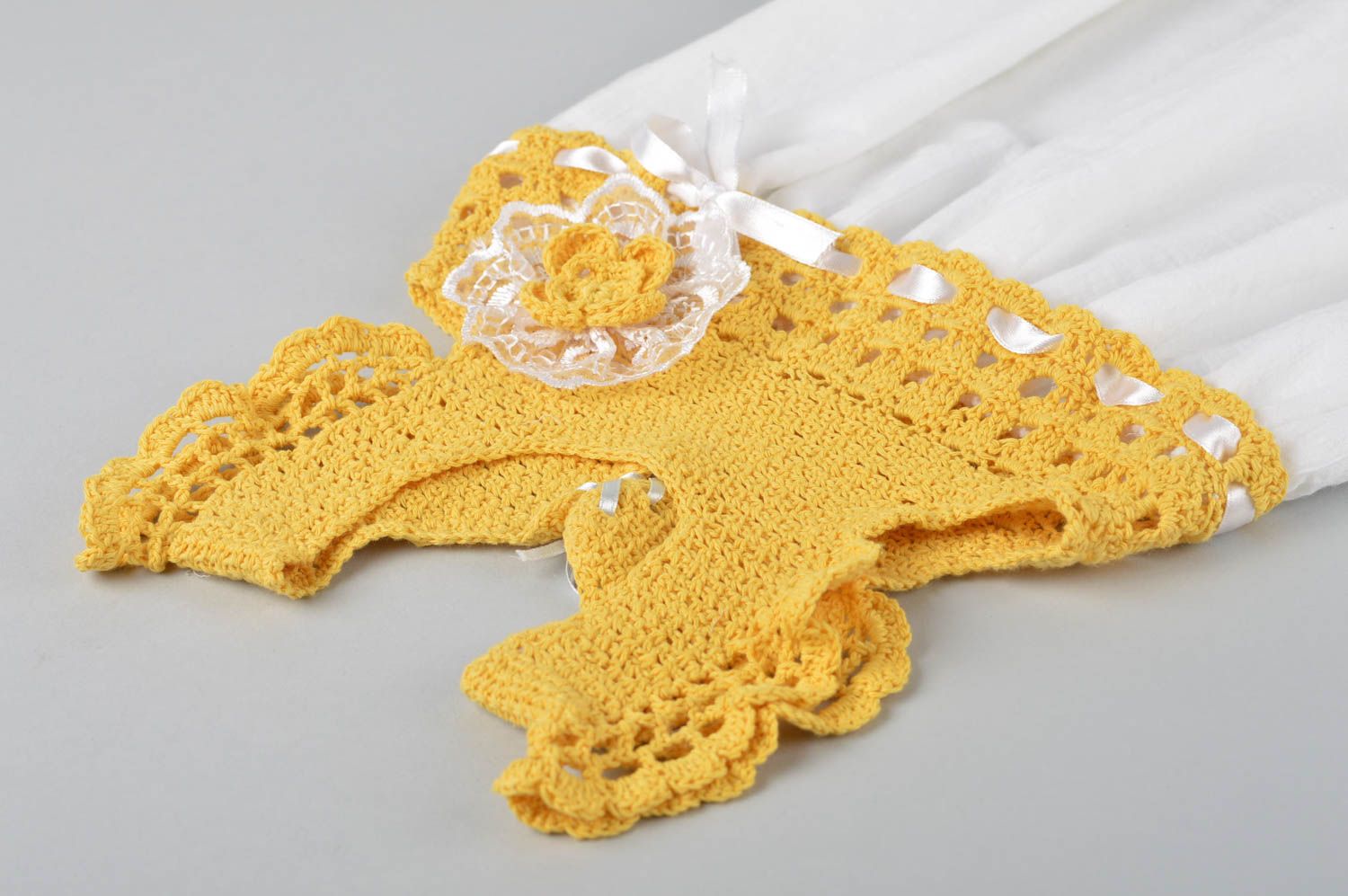Robe tricot au crochet faite main Robe pour enfant jaune-blanc Vêtement enfant photo 3