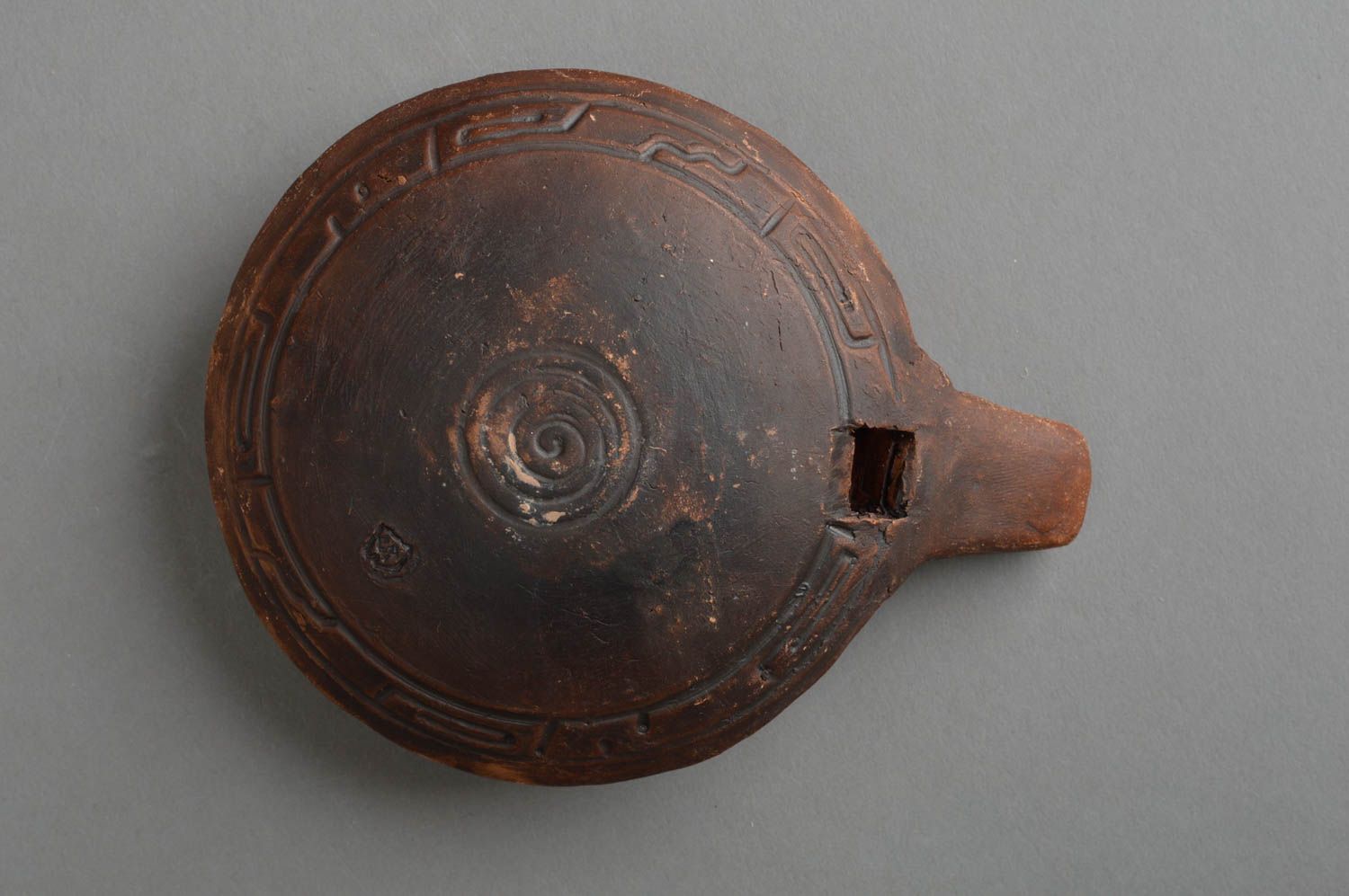 Глиняная свистулька небольшая коричневая красивая круглая сувенир ручная работа фото 4