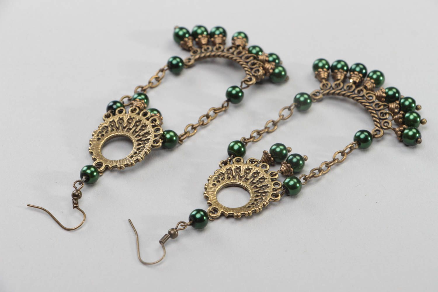 Handmade metallische Ohrringe mit Anhängern aus Keramikperlen und Bronze foto 4
