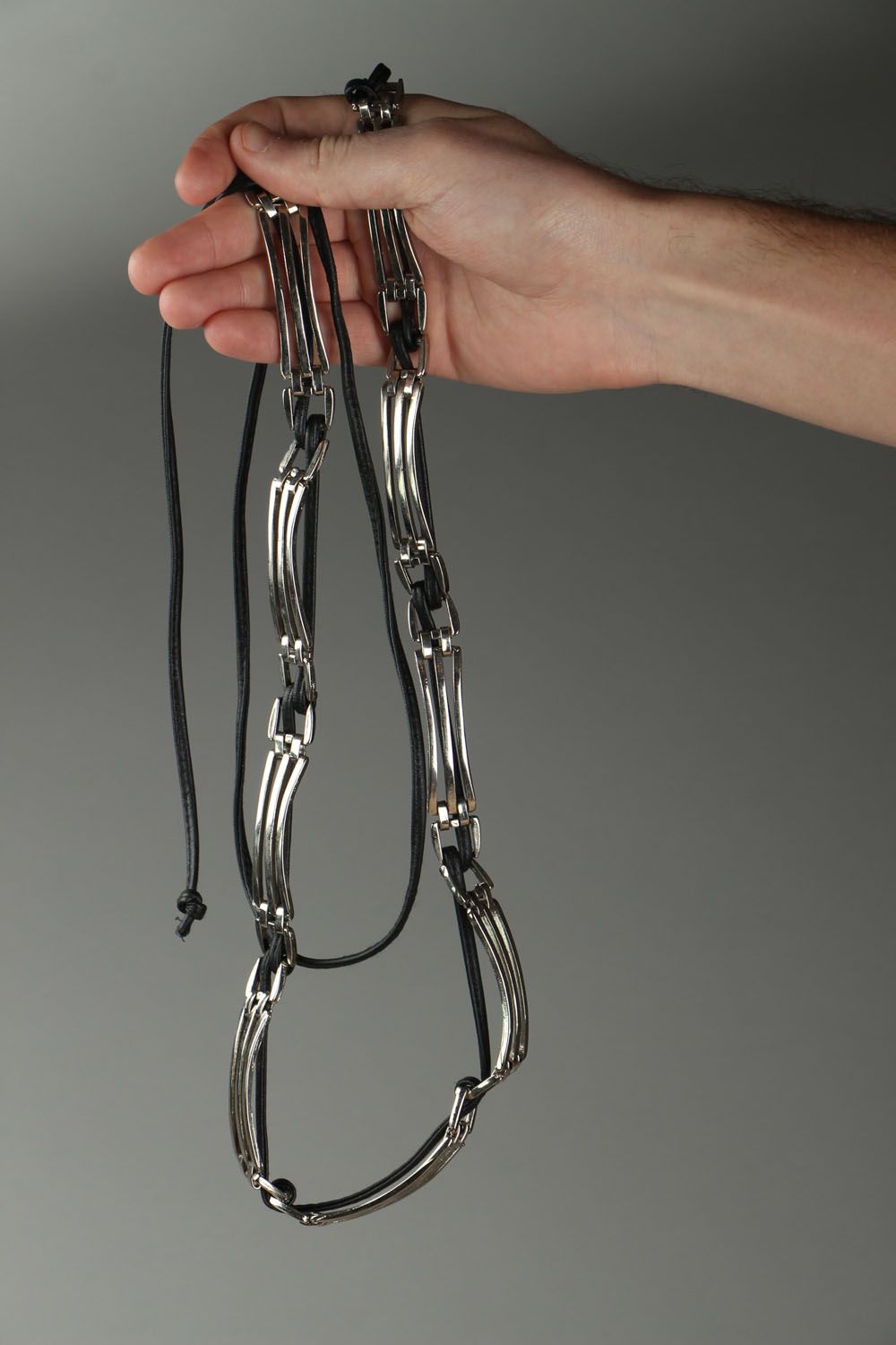 Cinturón de metal en cordón de cuero foto 4
