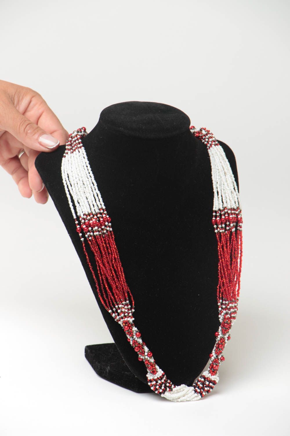 Ожерелье из бисера длинное красное с белым стильное этническое ручной работы фото 5