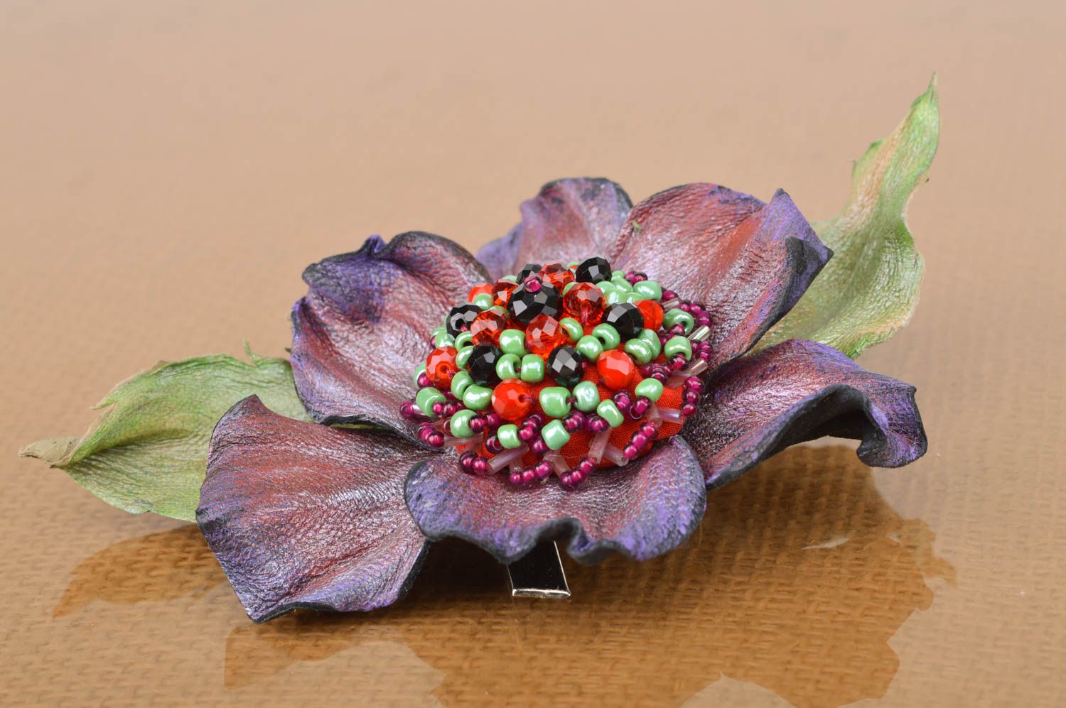 Broche de cuero original con forma de flor violeta con cuentas artesanal foto 2