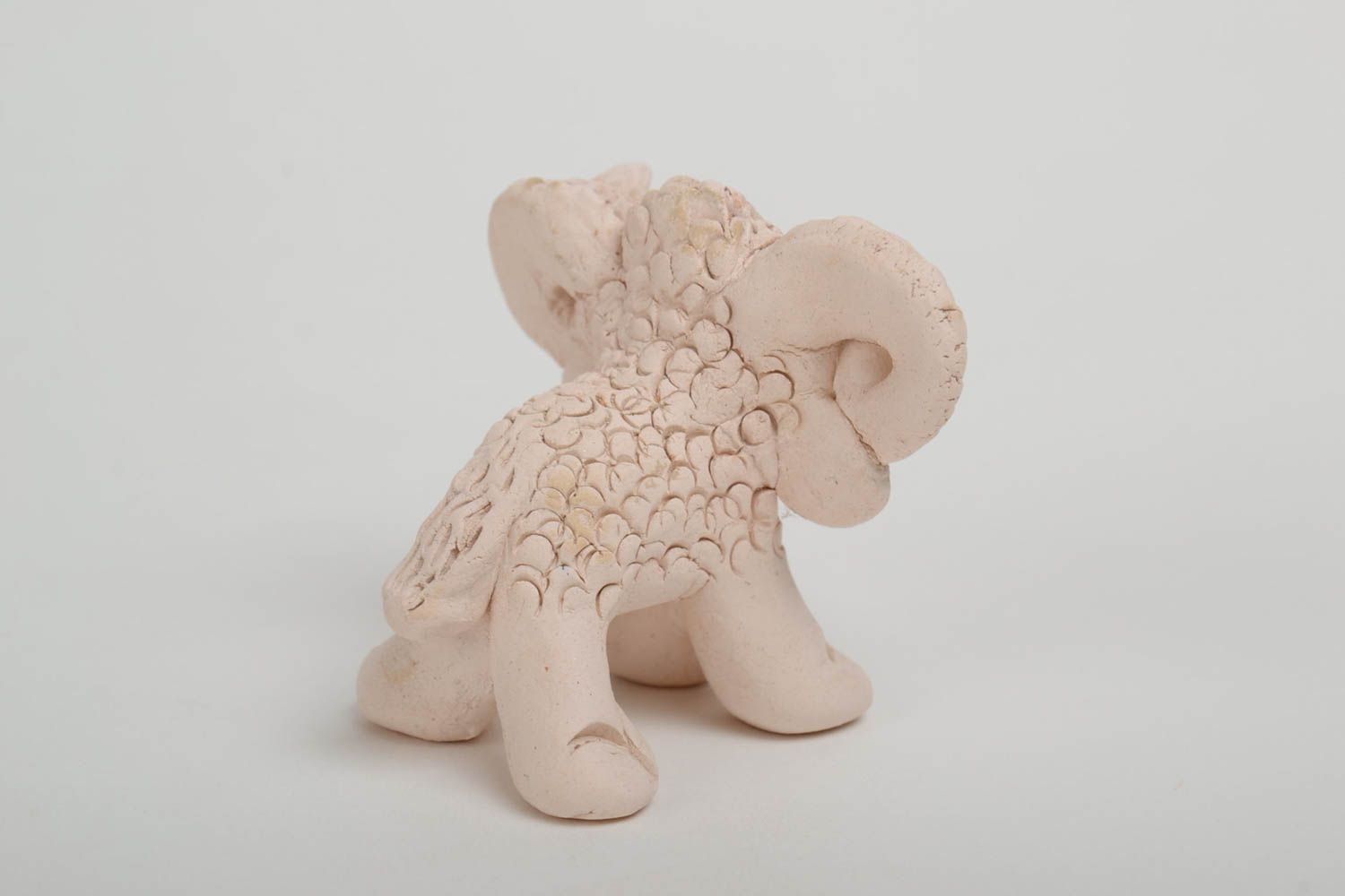 Figura de arcilla con forma de carnero original hecha a mano decorativa blanca foto 3