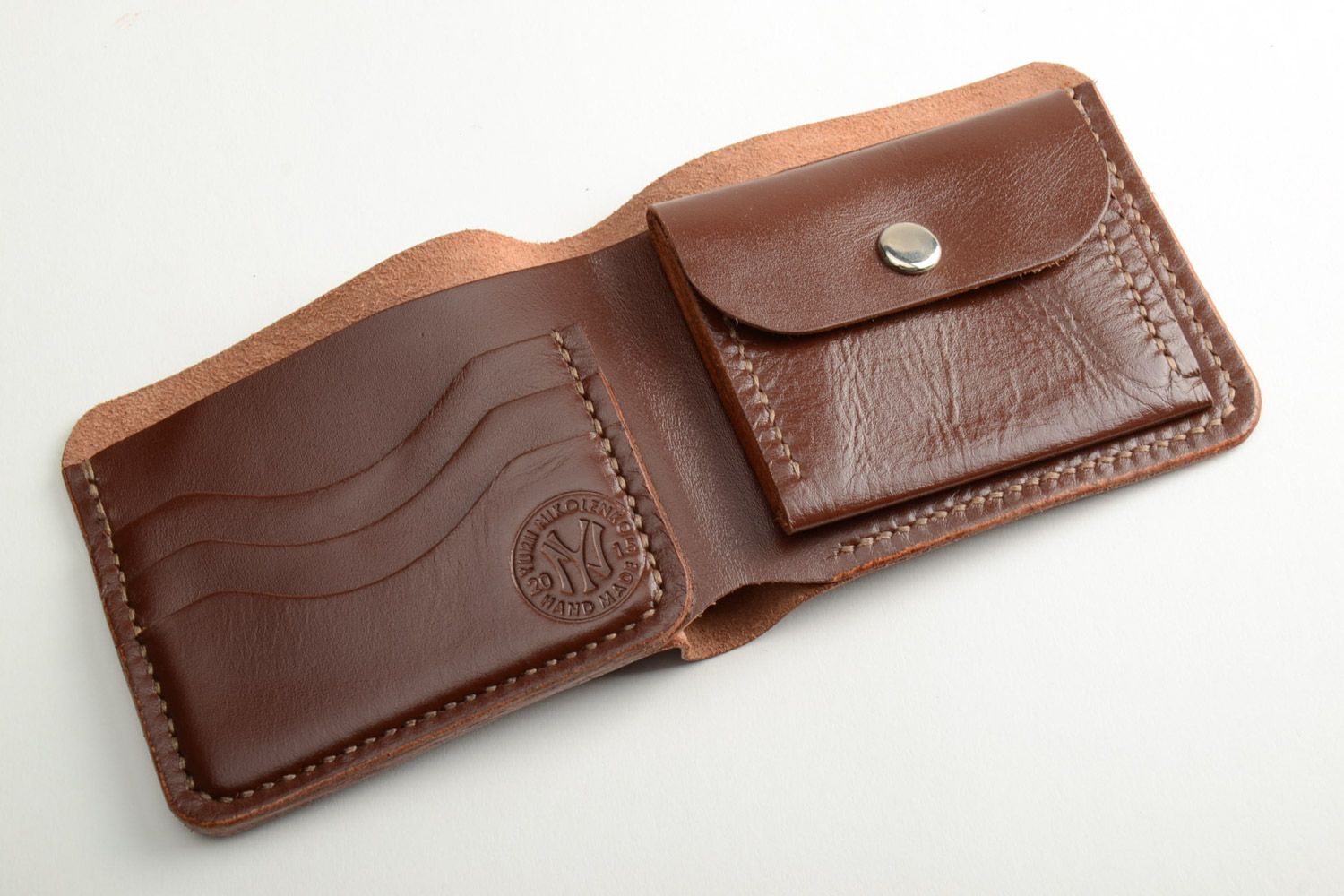 Мужской бумажник из натуральной кожи коричневый на три отделения ручной работы фото 3